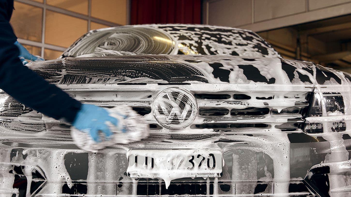 Handwäsche vs. Waschanlage: was ist besser für den Autolack?